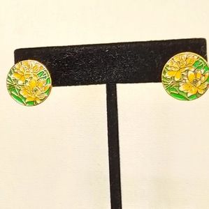 Lovely floral fresh stud earrings.